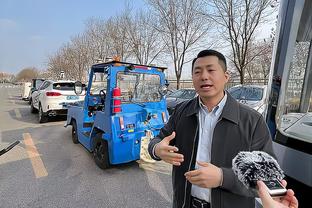 ❄中国男篮领队姚明在小雪中抵达亚预赛西安场馆